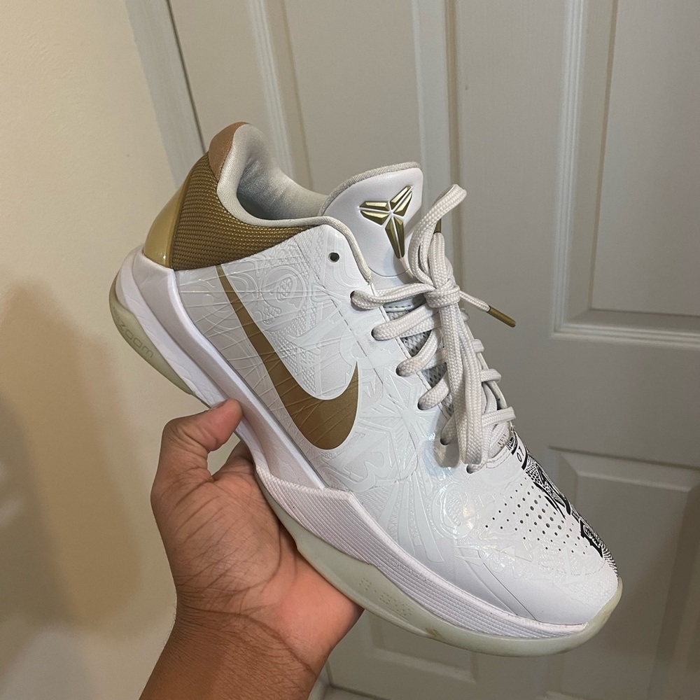Kobe 5 Protro stage parade